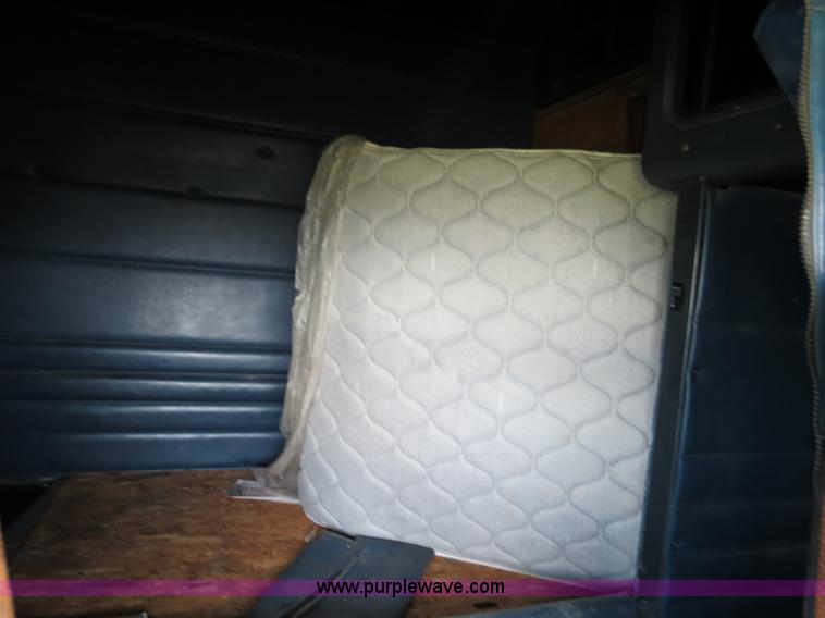 image for item B4507 1999 Peterbilt 377 semi truck