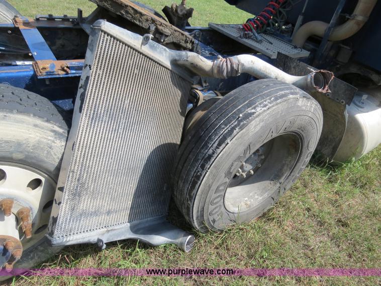 image for item B4507 1999 Peterbilt 377 semi truck