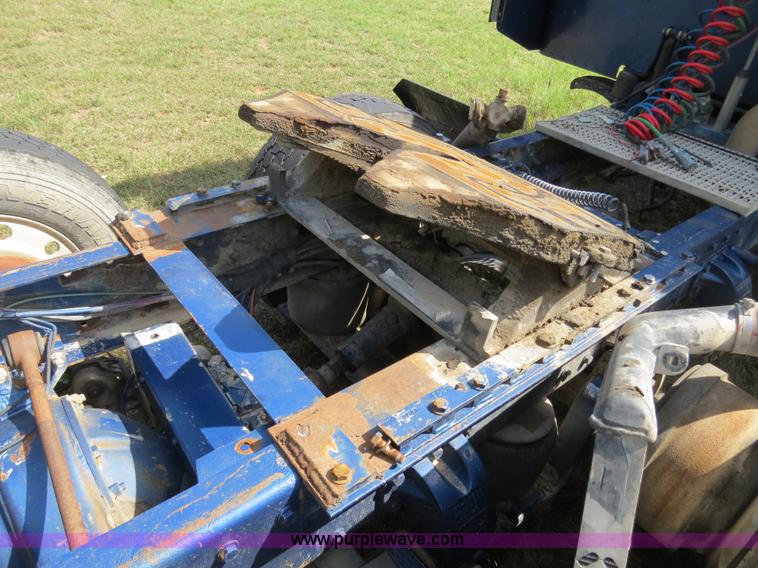 image for item B4507 1999 Peterbilt 377 semi truck