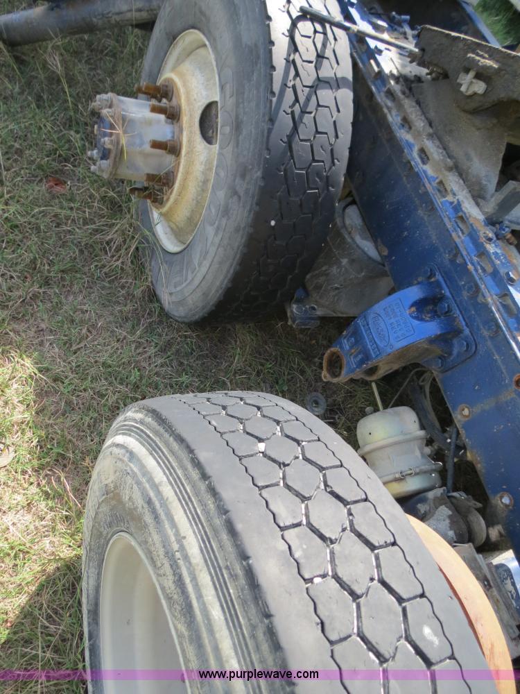 image for item B4507 1999 Peterbilt 377 semi truck