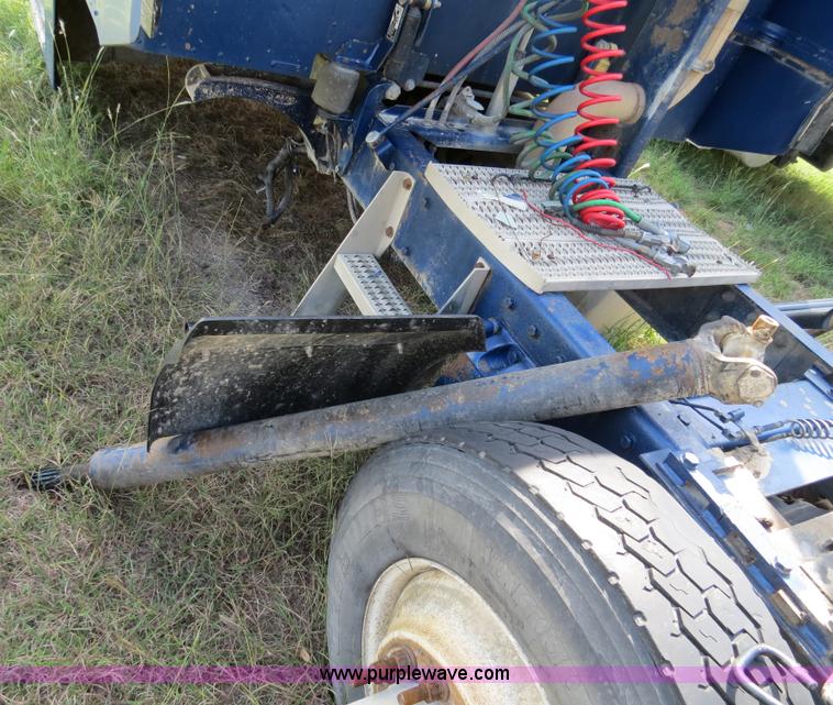 image for item B4507 1999 Peterbilt 377 semi truck