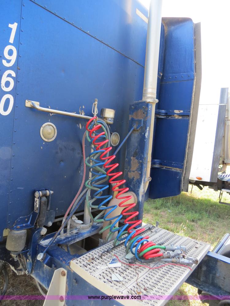 image for item B4507 1999 Peterbilt 377 semi truck