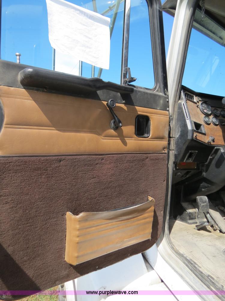 image for item B4508 1999 Peterbilt 377 semi truck