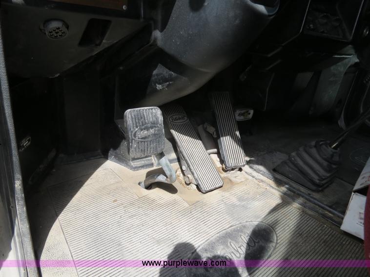 image for item B4508 1999 Peterbilt 377 semi truck