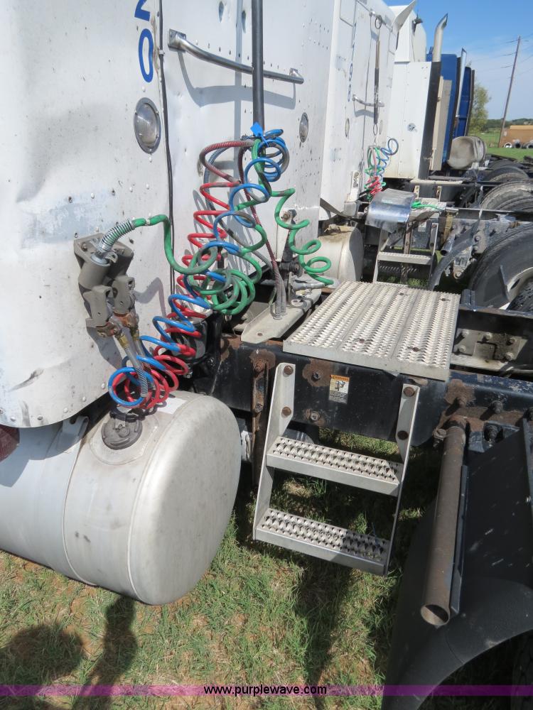 image for item B4508 1999 Peterbilt 377 semi truck