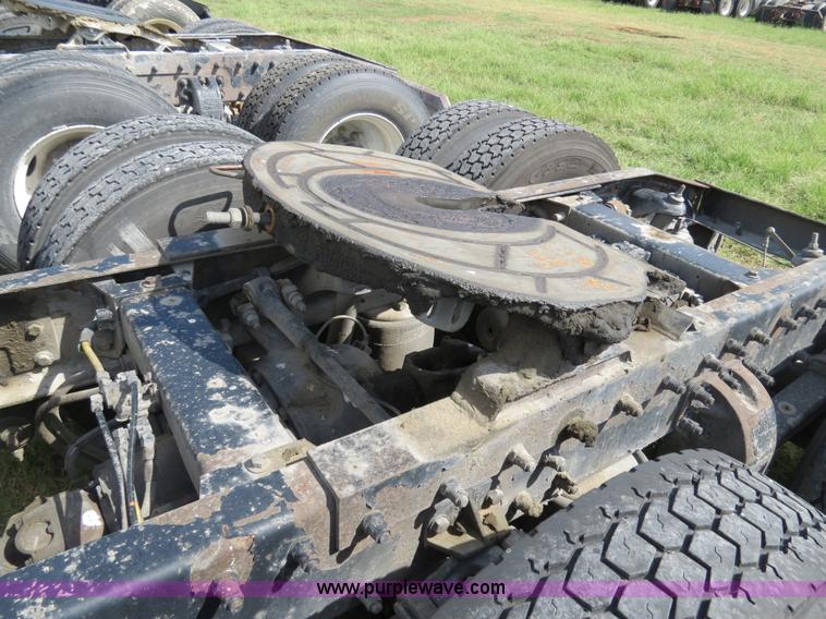 image for item B4508 1999 Peterbilt 377 semi truck