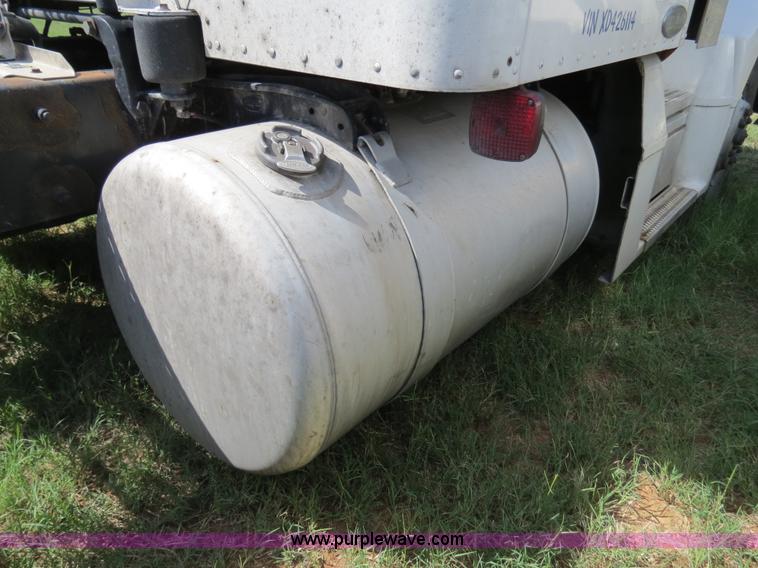 image for item B4508 1999 Peterbilt 377 semi truck