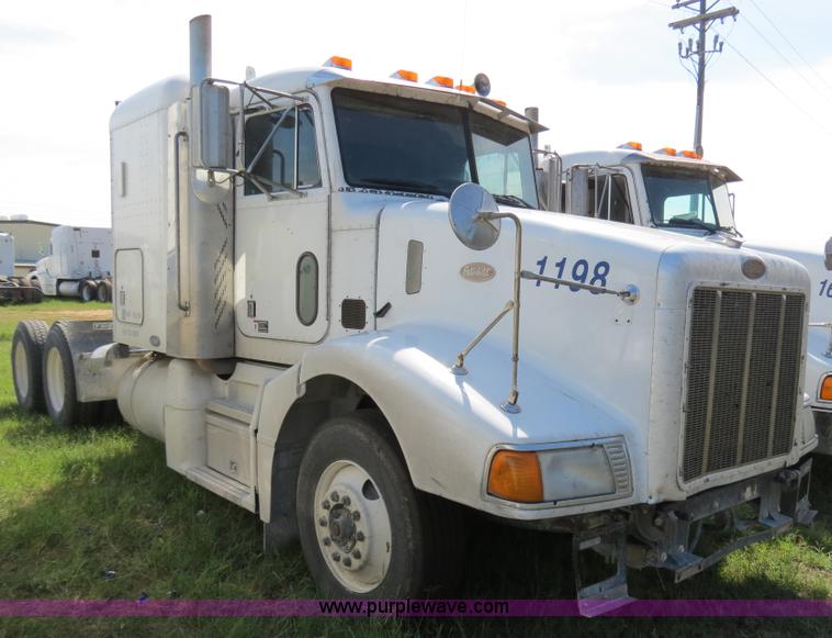 image for item B4509 2000 Peterbilt 377 semi truck