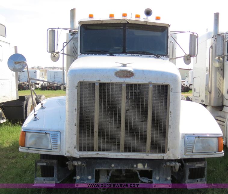 image for item B4509 2000 Peterbilt 377 semi truck