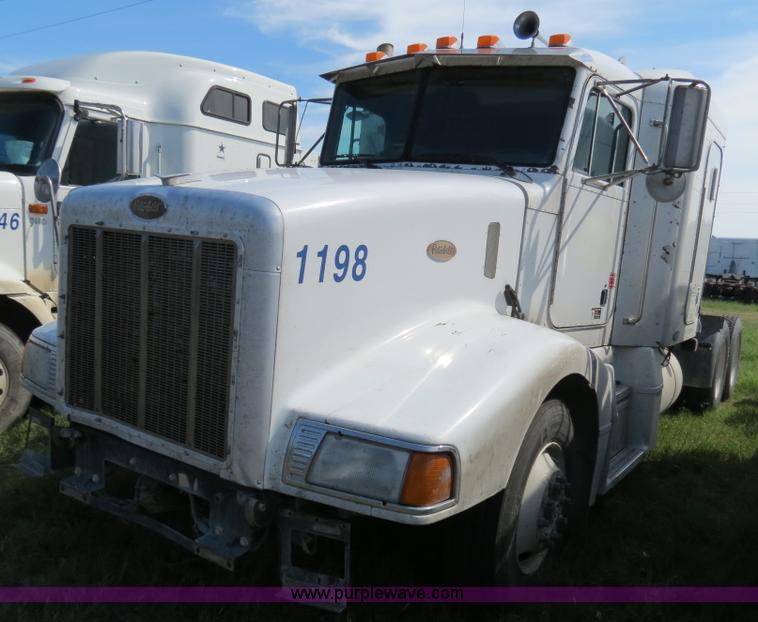 image for item B4509 2000 Peterbilt 377 semi truck