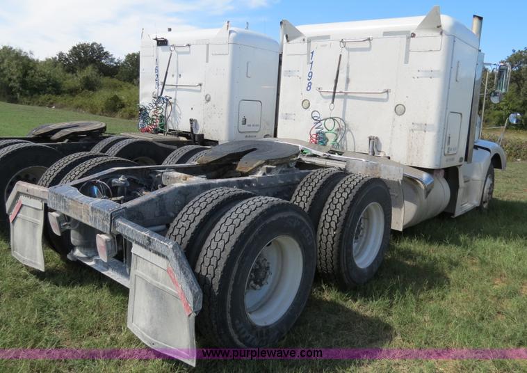 image for item B4509 2000 Peterbilt 377 semi truck