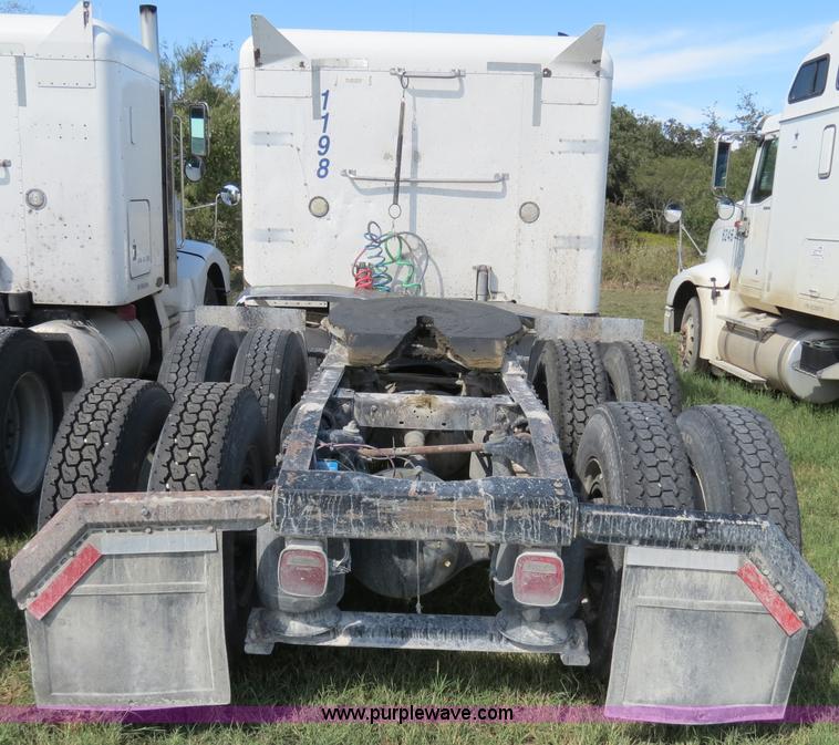 image for item B4509 2000 Peterbilt 377 semi truck