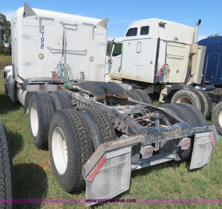 image for item B4509 2000 Peterbilt 377 semi truck