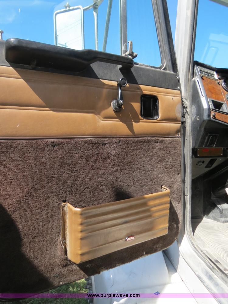 image for item B4509 2000 Peterbilt 377 semi truck