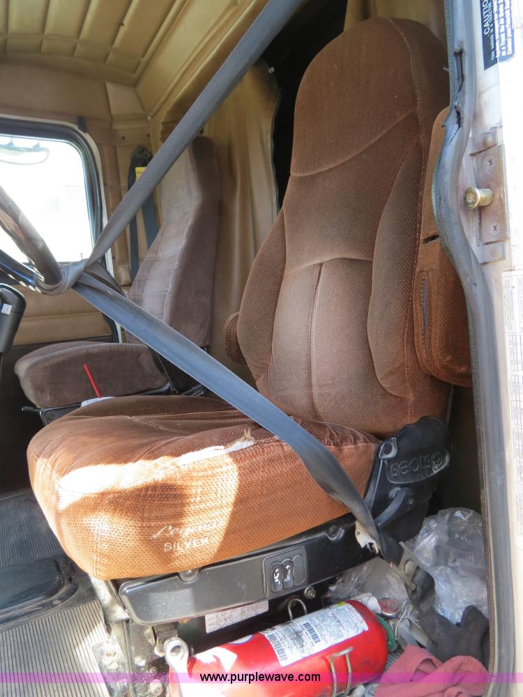 image for item B4509 2000 Peterbilt 377 semi truck