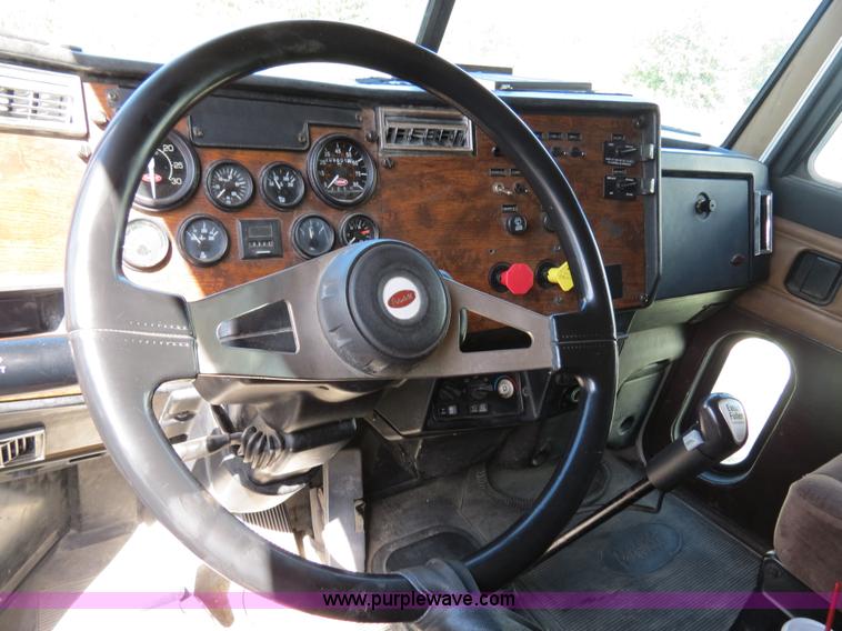 image for item B4509 2000 Peterbilt 377 semi truck