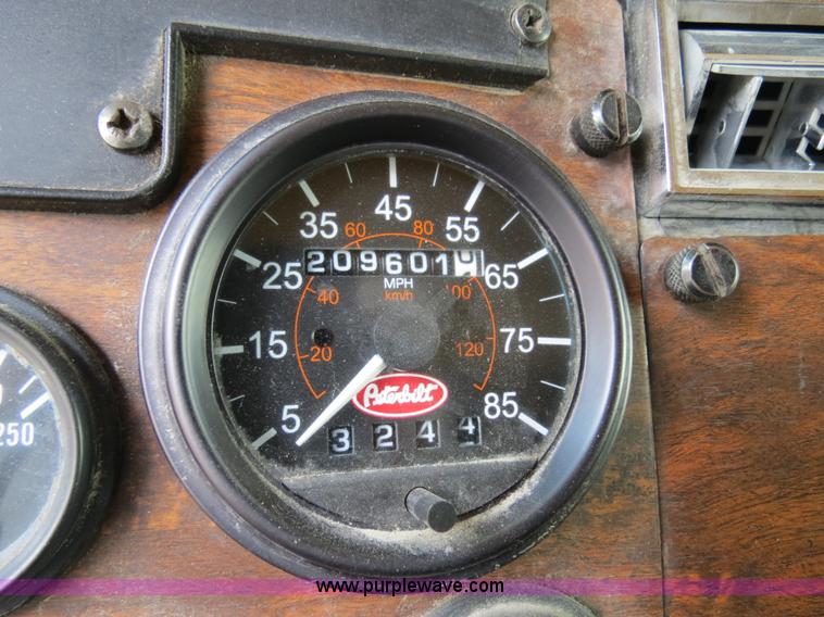 image for item B4509 2000 Peterbilt 377 semi truck