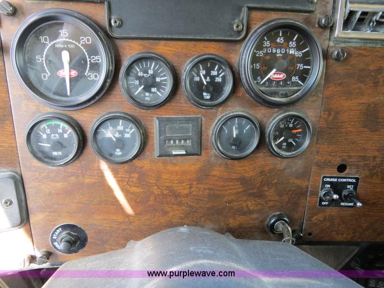 image for item B4509 2000 Peterbilt 377 semi truck