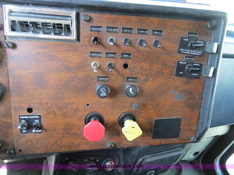 image for item B4509 2000 Peterbilt 377 semi truck