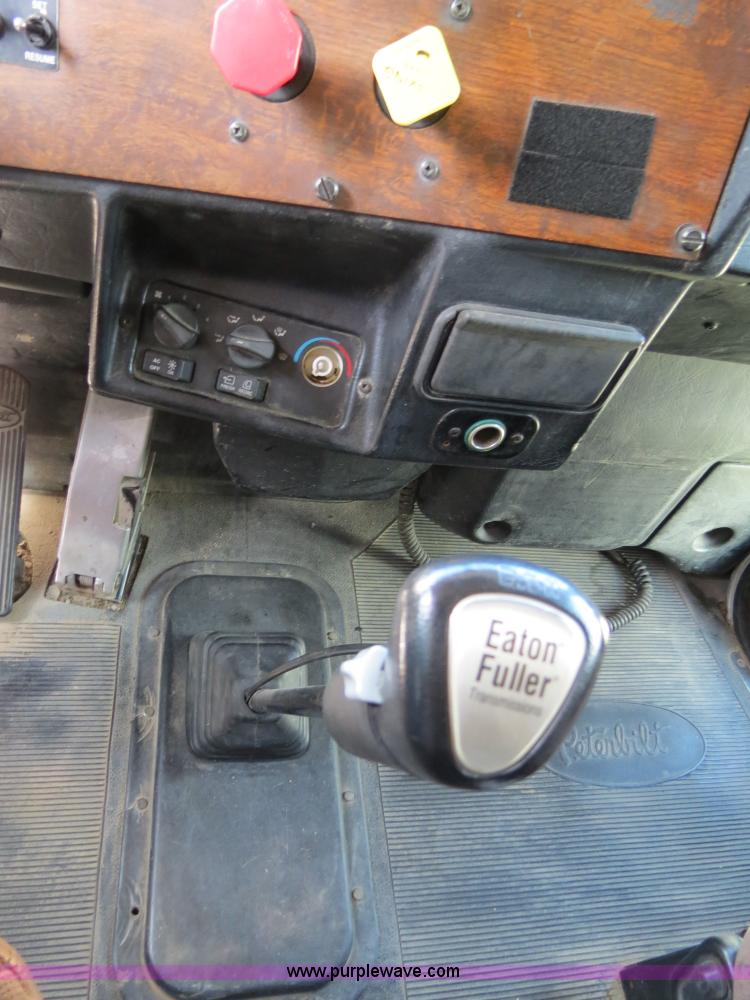 image for item B4509 2000 Peterbilt 377 semi truck