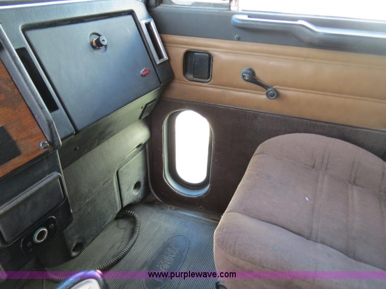 image for item B4509 2000 Peterbilt 377 semi truck