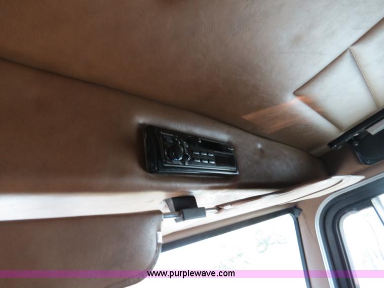 image for item B4509 2000 Peterbilt 377 semi truck