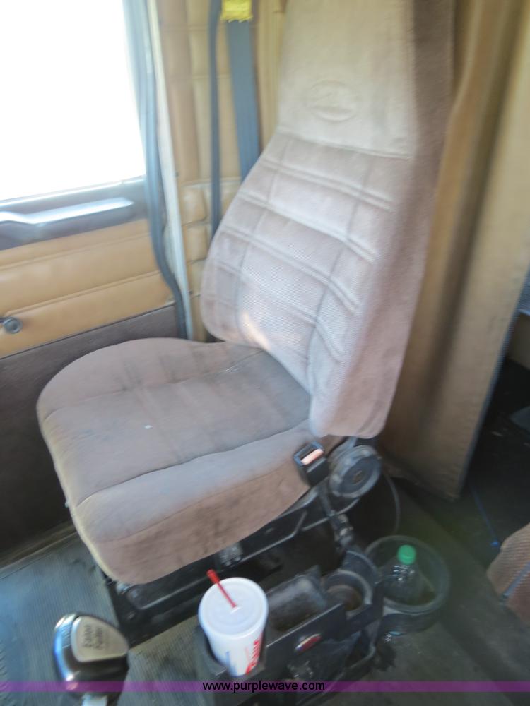 image for item B4509 2000 Peterbilt 377 semi truck