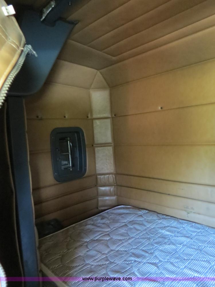 image for item B4509 2000 Peterbilt 377 semi truck