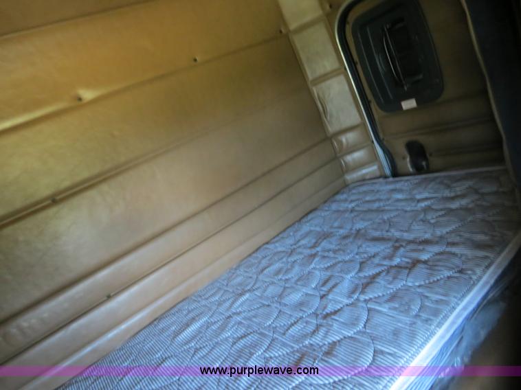 image for item B4509 2000 Peterbilt 377 semi truck