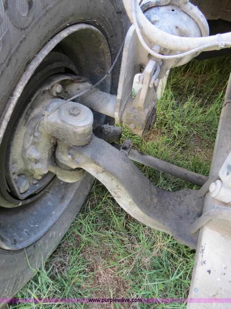 image for item B4509 2000 Peterbilt 377 semi truck