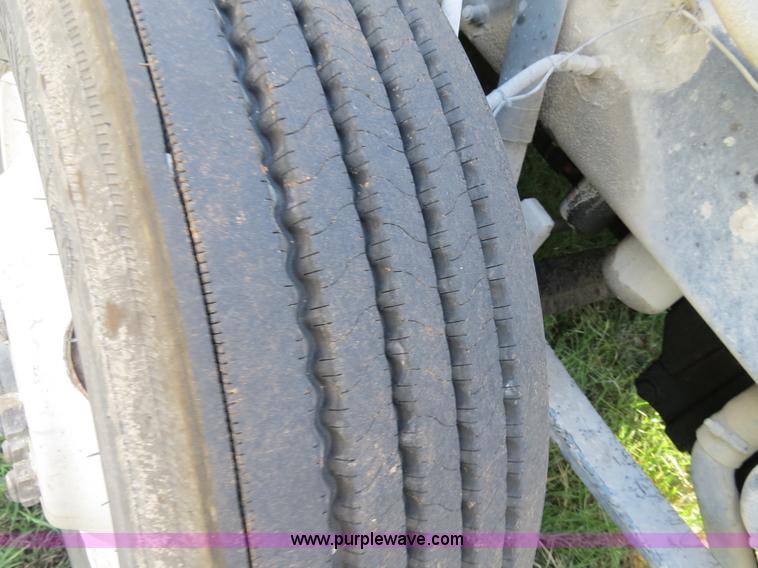 image for item B4509 2000 Peterbilt 377 semi truck