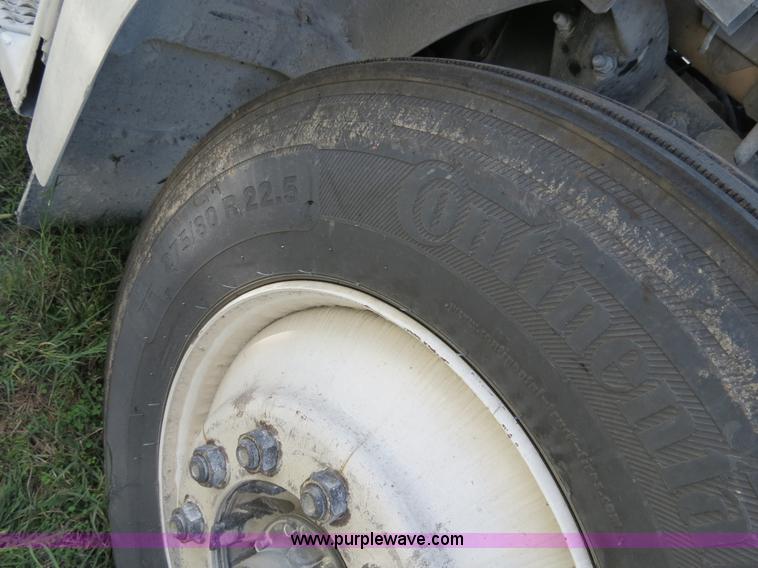 image for item B4509 2000 Peterbilt 377 semi truck