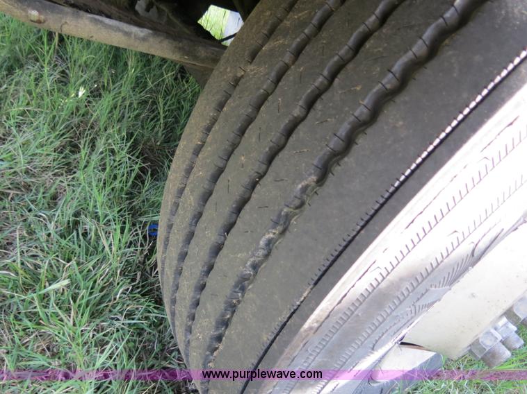 image for item B4509 2000 Peterbilt 377 semi truck