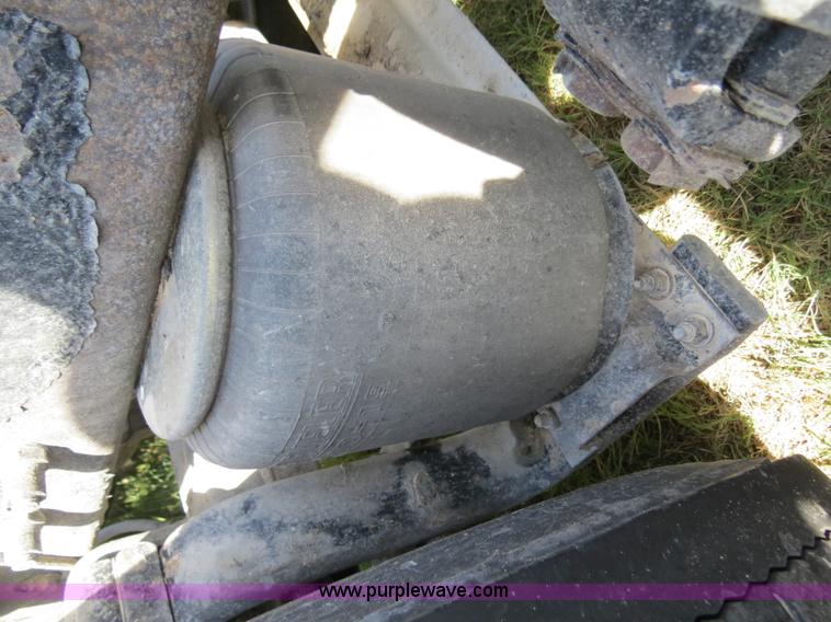 image for item B4509 2000 Peterbilt 377 semi truck