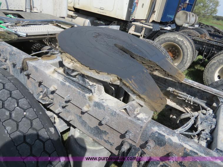 image for item B4509 2000 Peterbilt 377 semi truck