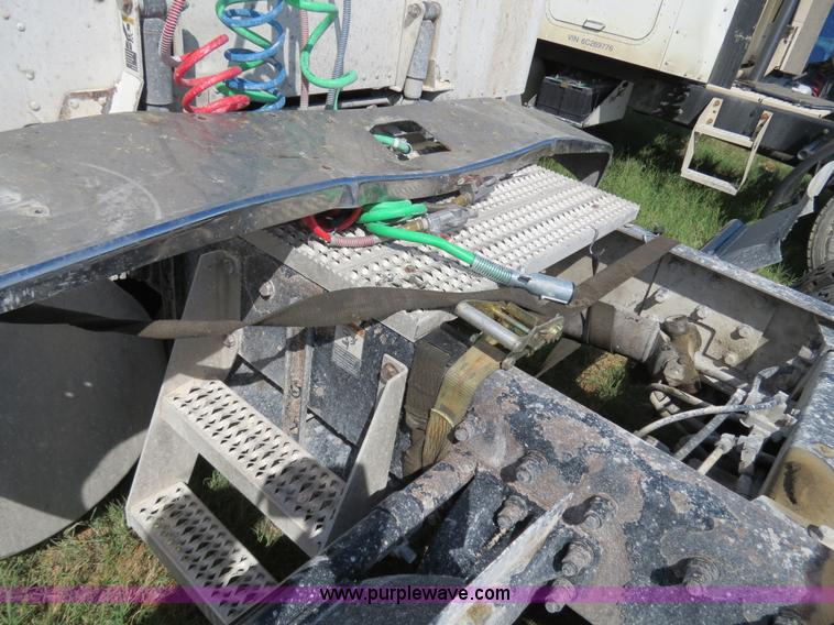 image for item B4509 2000 Peterbilt 377 semi truck