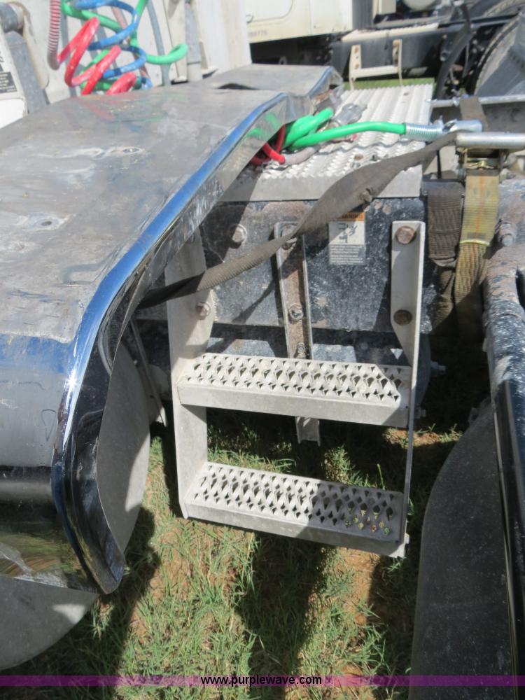 image for item B4509 2000 Peterbilt 377 semi truck