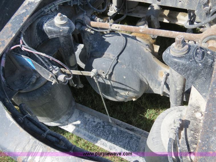 image for item B4509 2000 Peterbilt 377 semi truck