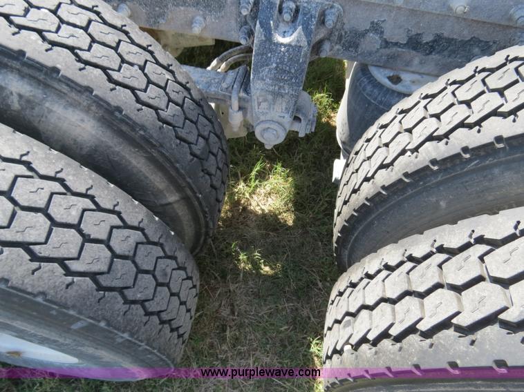 image for item B4509 2000 Peterbilt 377 semi truck