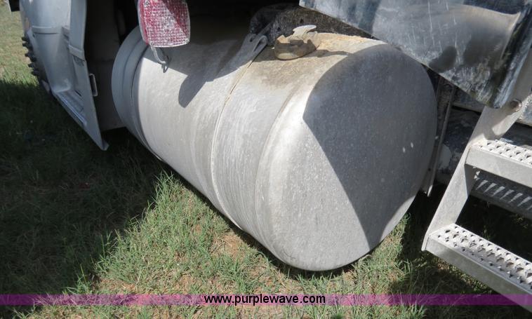 image for item B4509 2000 Peterbilt 377 semi truck