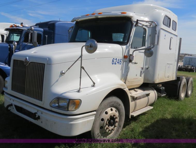 image for item B4510 2006 International 9400i semi truck