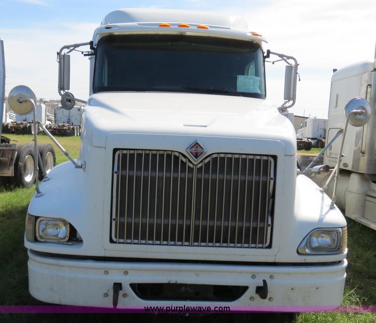 image for item B4510 2006 International 9400i semi truck