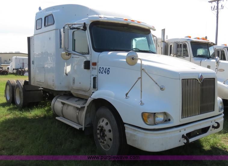 image for item B4510 2006 International 9400i semi truck
