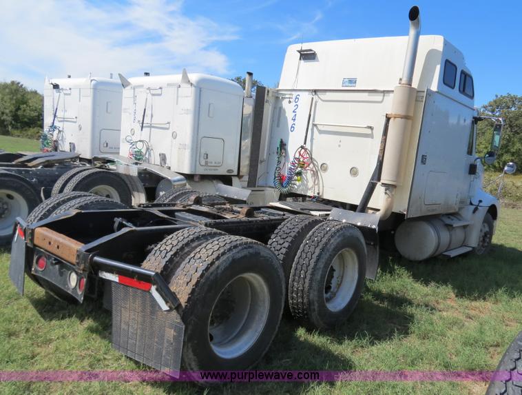 image for item B4510 2006 International 9400i semi truck