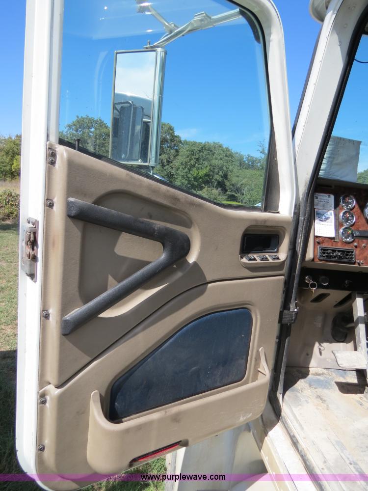 image for item B4510 2006 International 9400i semi truck