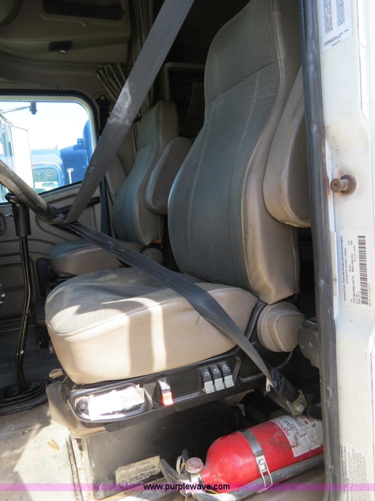 image for item B4510 2006 International 9400i semi truck