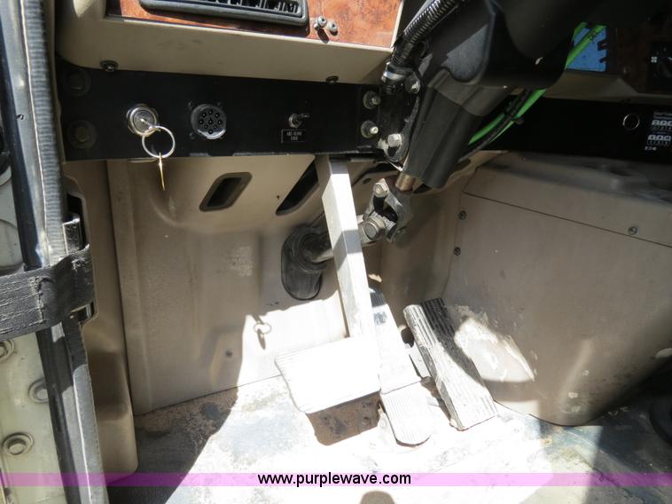 image for item B4510 2006 International 9400i semi truck