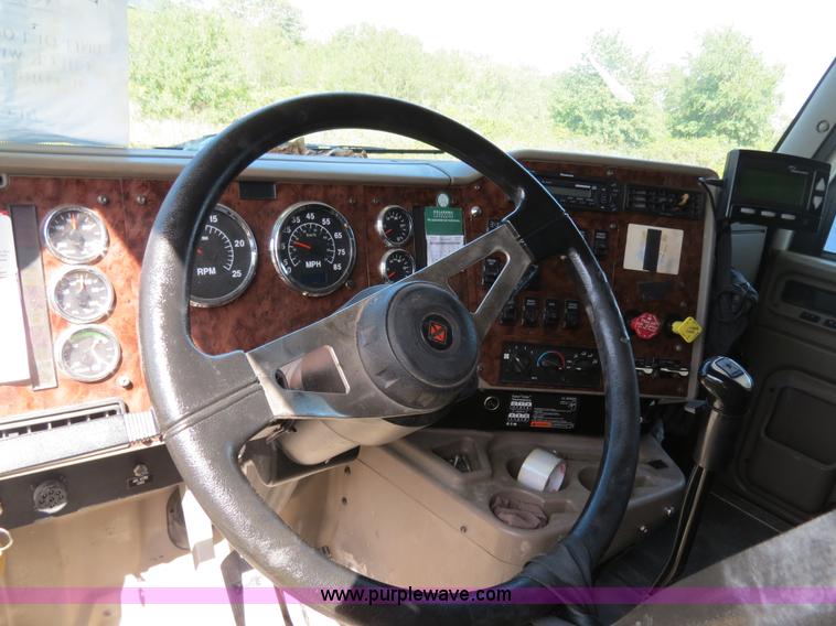 image for item B4510 2006 International 9400i semi truck