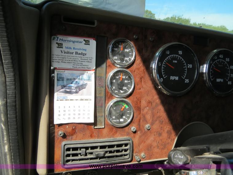 image for item B4510 2006 International 9400i semi truck