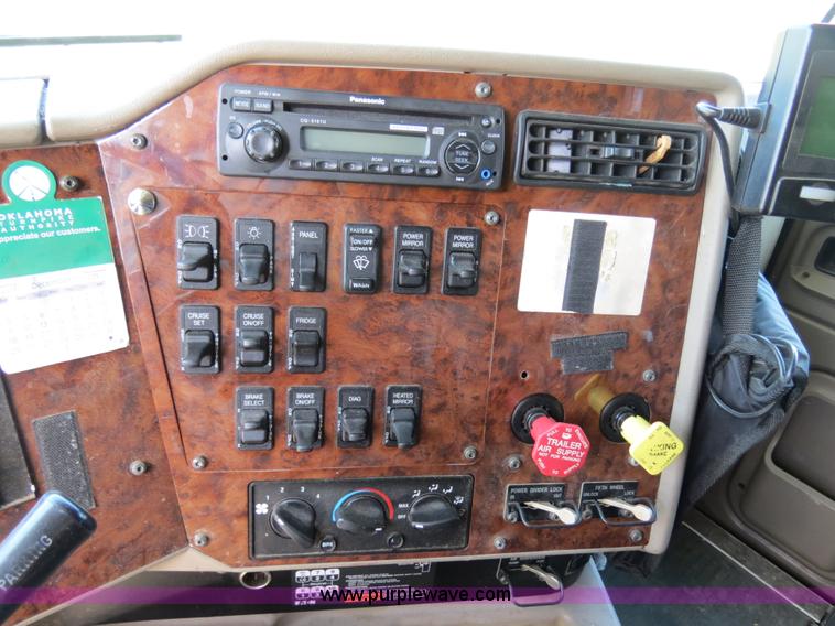 image for item B4510 2006 International 9400i semi truck